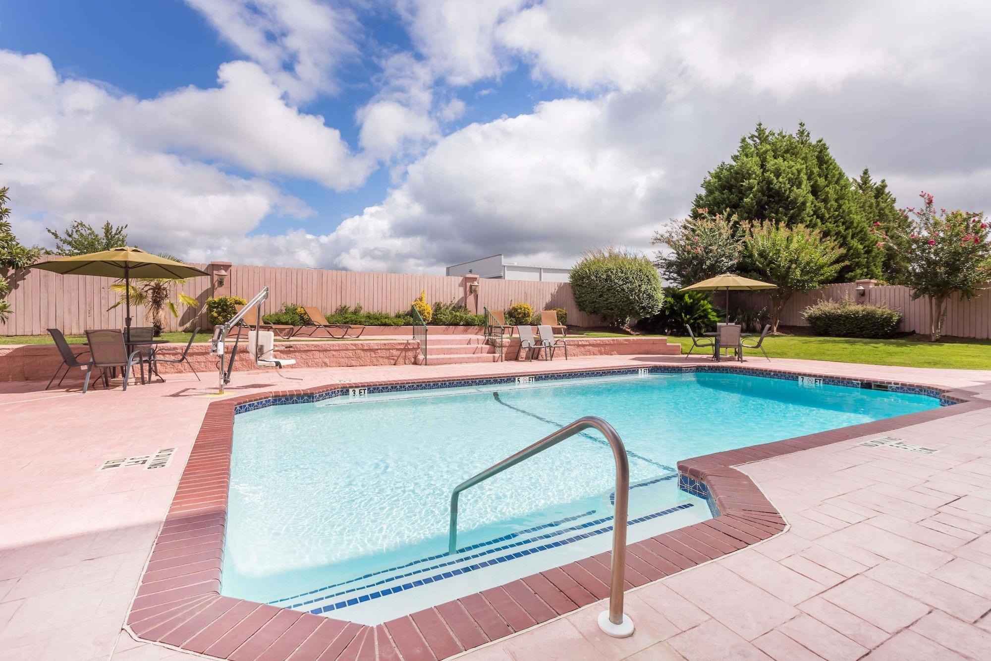 La Quinta By Wyndham Columbus North Hotel Exterior photo