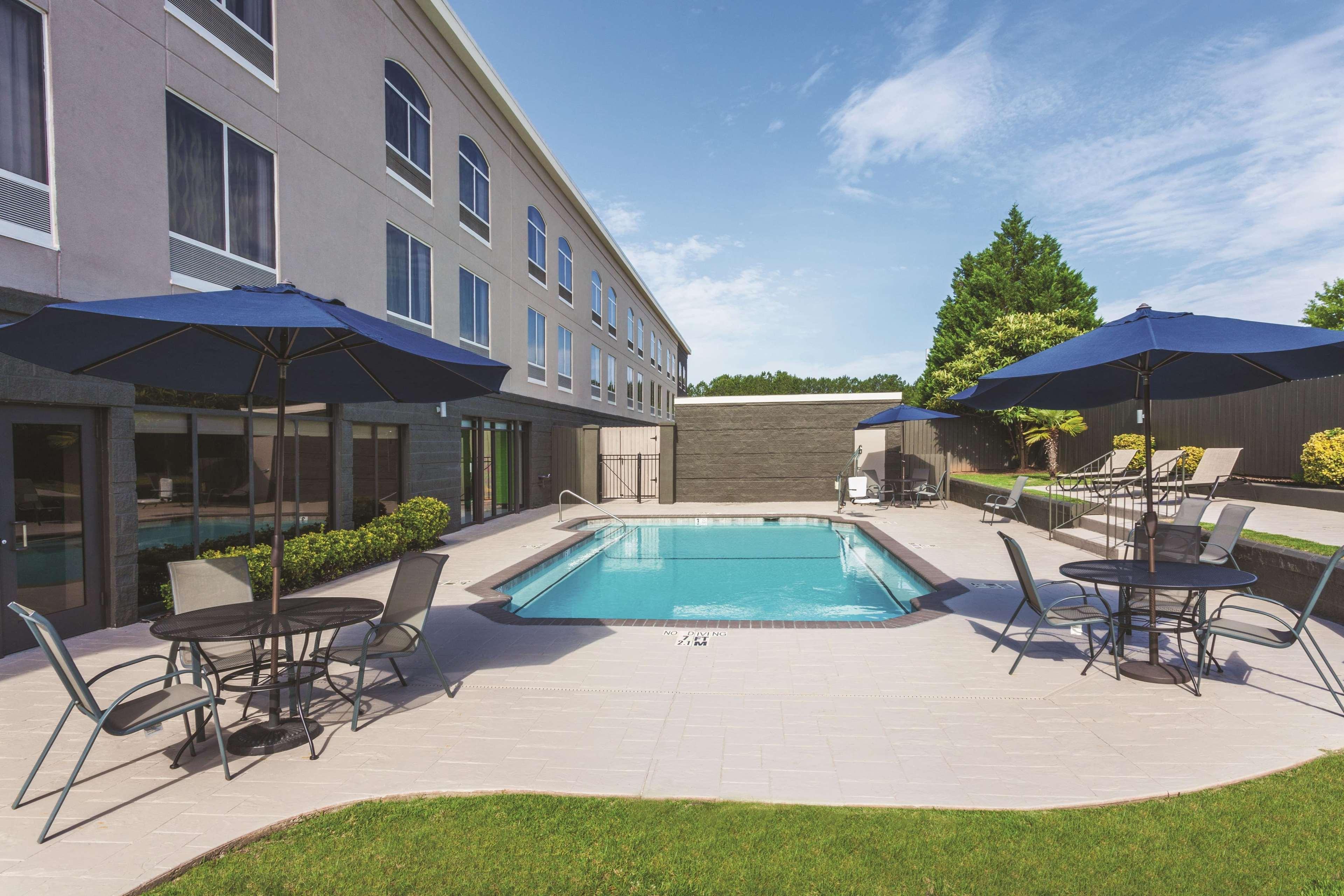 La Quinta By Wyndham Columbus North Hotel Exterior photo