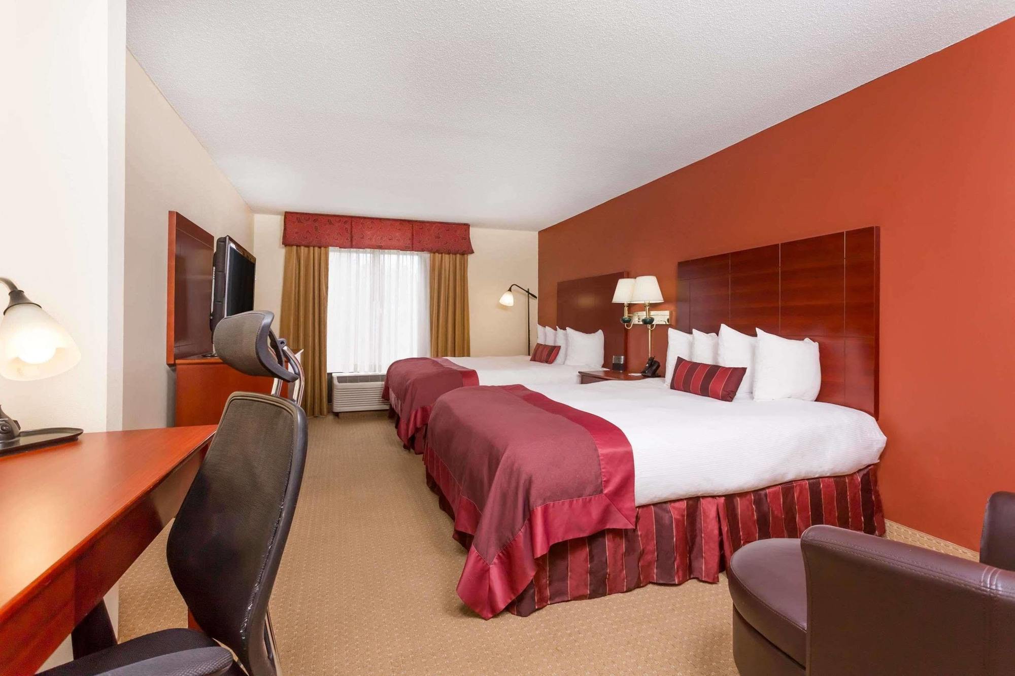 La Quinta By Wyndham Columbus North Hotel Exterior photo